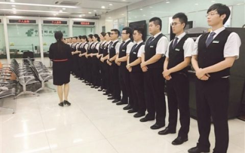 光鲜亮丽的银行基层员工：被剥削，被平均，被曲解